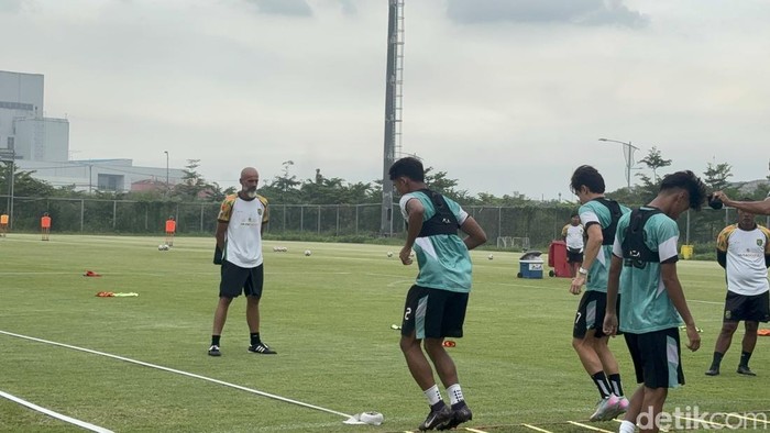 Eduardo Perez saat mendamping latihan Persebaya Surabaya