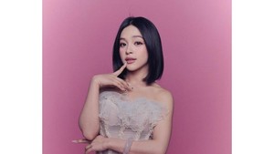 Rambut pendek hitam yang ditata rapi belah dua memberi vibes classy dan modern. Foto: Instagram Elsa Japasal/Ifan Hartanto