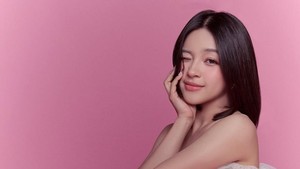 Ia memilih mini dress putih strapless dengan detail ruffle yang bikin look-nya makin seksi elegan. Foto: Instagram Elsa Japasal/Ifan Hartanto