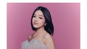 Makeup pinky look dengan blush dan lipstik senada bikin wajahnya terlihat fresh dan manis. Foto: Instagram Elsa Japasal/Ifan Hartanto