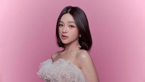 Elsa Japasal tampil menawan merayakan ulang tahun ke-24 lewat sesi foto studio bernuansa pink. Foto: Instagram Elsa Japasal/Ifan Hartanto