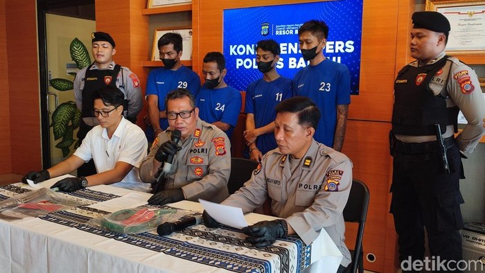 Empat pelaku penganiayaan terhadap temannya sendiri karena dituduh mencuri uang saat dihadirkan di Polres Bantul, Selasa (18/11/2025).