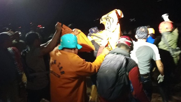 Evakusi korban tenggelam di Waduk PDAM Km 8, Balikpapan, Kaltim.