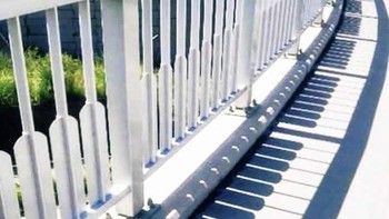 Bayangan pagar tampak seperti piano. Foto: via 121Clicks