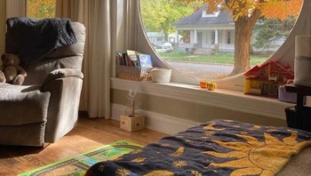 Jendela dengan pemandangan di luar rumah jadi seperti lukisan. Foto: via 121Clicks