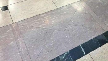 Lantai di sebuah kantor pos, bentuknya seperti amplop. Foto: via 121Clicks