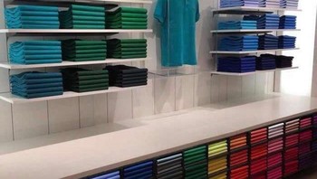 Toko baju ketika belum diacak-acak pembeli. Foto: via 121Clicks