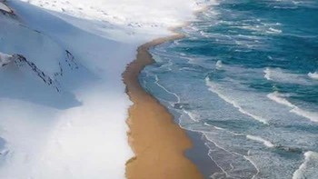 Pantai di Tottori, Jepang yang mempertemukan laut, pasir, dan salju. Foto: via 121Clicks