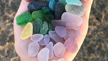 Warna bebatuan yang diambil dari laut tampah bergradasi dan lebih mirip permen jelly. Foto: via 121Clicks
