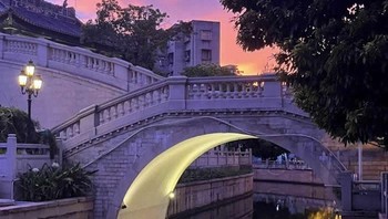 Pencahayaan di bawah jembatan membentuk ilusi seperti Bulan sabit. Foto: via 121Clicks