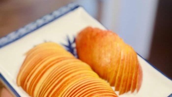 Memotong apel dengan repi dan presisi. Foto: via 121Clicks