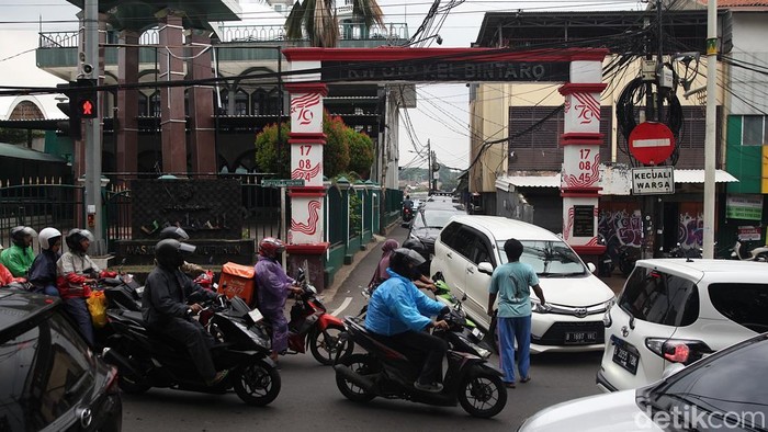 Kemacetan panjang melanda kawasan Bintaro, Jakarta Selatan, pada Selasa (18/11/2025). Proyek galian yang berlangsung di sejumlah titik membuat arus lalu lintas tersendat, hingga mendorong banyak pengendara mencari jalur alternatif.