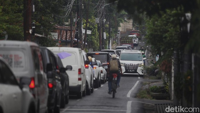 Kemacetan panjang melanda kawasan Bintaro, Jakarta Selatan, pada Selasa (18/11/2025). Proyek galian yang berlangsung di sejumlah titik membuat arus lalu lintas tersendat, hingga mendorong banyak pengendara mencari jalur alternatif.