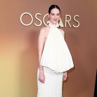 Gaun halter sukses membuat penampilan Eva Victor tampak chic dan elegan. Gaun dengan detail lipit ini datang dari koleksi Loewe. Foto: WWD via Getty Images/JC Olivera