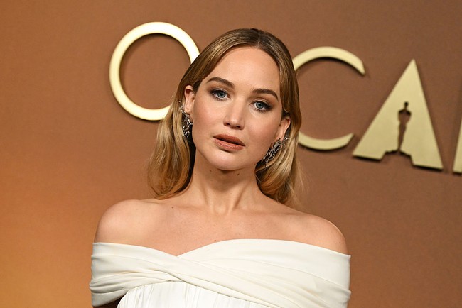 Wajah aktris pemenang Oscar itu ikut tak luput dari sorotan lantaran transformasinya yang disebut-sebut ‘tak alami’. Ia sendiri telah menegaskan bahwa perubahan tersebut berasal dari teknik makeup yang digunakan makeup artist Hung Vanngo. Dalam wawancara pada 2023 bersama Kylie Jenner, ia bahkan menyebut Vanngo sebagai “plastic surgeon” versi makeup karena efek glam signifikan yang dihasilkan tanpa prosedur apa pun. (Foto: Gilbert Flores/Variety via Getty Images)