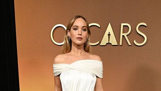 Foto: Jennifer Lawrence Pakai Gaun 'Popok', Perubahan Wajah Jadi Sorotan
