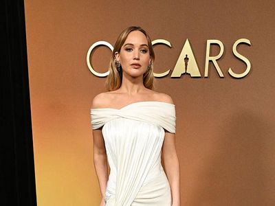 Foto: Jennifer Lawrence Pakai Gaun Popok, Perubahan Wajah Jadi Sorotan