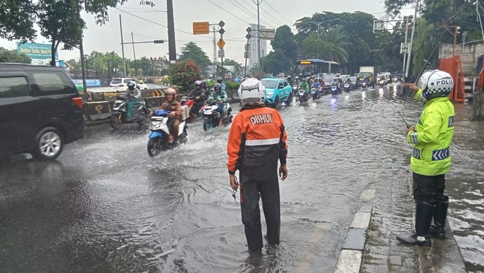 Genangan di Jalan Daan Mogot, Jakarta Barat (dok. TMC Polda Metro)