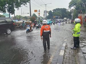 Lalin di Jalan Daan Mogot Jakbar Macet Imbas Genangan Usai Hujan