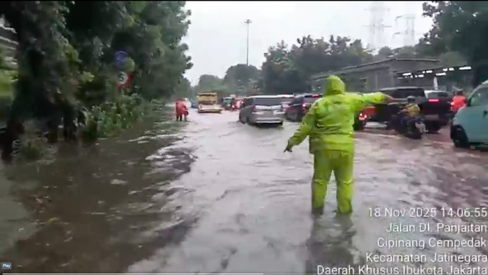 Genangan di Jalan DI Pandjaitan, Jakarta Timur