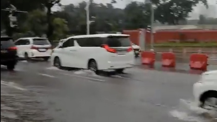 Genangan di kawasan Senayan siang ini. (Dok. akun TMC Polda Metro Jaya)