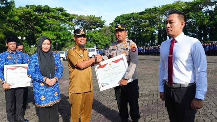 Gubernur Sulsel Andi Sudirman Sulaiman memberikan penghargaan kepada polisi penyelamat Bilqis.