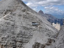 Nggak Masuk Akal! Gubuk Perang Ini Menempel di Jurang Ketinggian 2.700 Meter