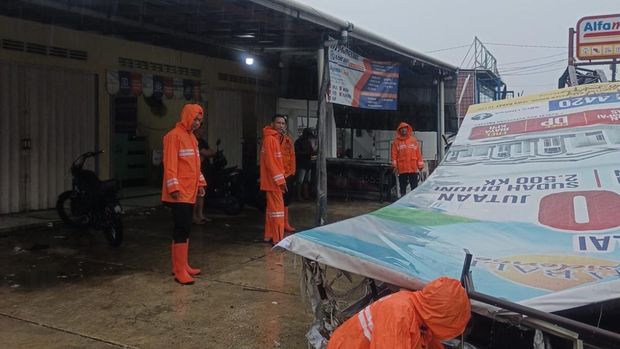 Hujan deras disertai angin di Kabupaten Bogor mengakibatkan pohon tumbang hingga papan reklame ambruk, Selasa (18/11/2025).