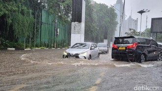 Jakarta Diguyur Hujan Deras, Jalan Gelora Jakpus Tergenang