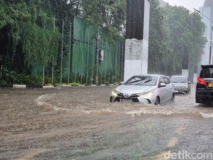 Jakarta Diguyur Hujan Deras, Jalan Gelora Jakpus Tergenang