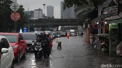 Hujan Guyur Jakarta, Jalan Terusan Rasuna Said Mampang Jaksel Tergenang