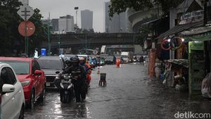 Hujan Guyur Jakarta, Jalan Terusan Rasuna Said Mampang Jaksel Tergenang