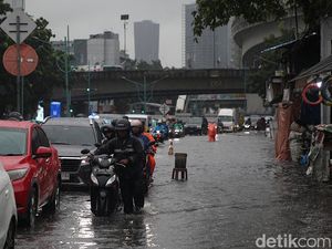 Hujan Guyur Jakarta, Jalan Terusan Rasuna Said Mampang Jaksel Tergenang