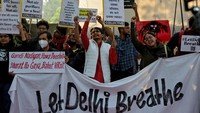 Mereka menuntut pemerintah mengambil langkah cepat dan tegas untuk mengendalikan polusi udara yang terus memburuk. REUTERS/Bhawika Chhabra