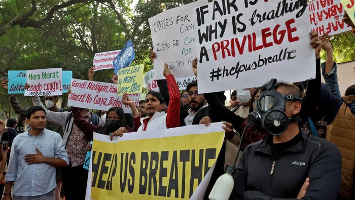 Demonstrators hold placards and shout slogans during a protest demanding government to take immediate steps to control air pollution in New Delhi, India November 18, 2025. REUTERS/Bhawika Chhabra