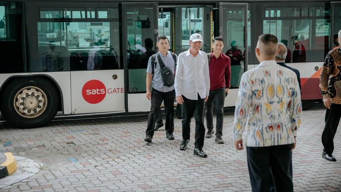 Presiden ke-7, Joko Widodo (Jokowi) tiba di Singapura untuk menghadiri Forum Bloomberg New Economy, Selasa (18/11/2025).