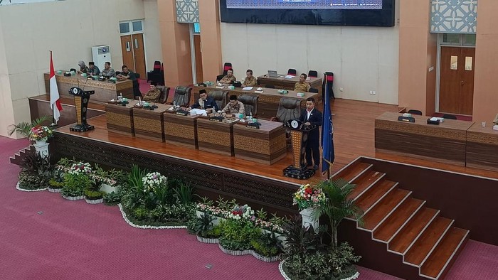 Juru bicara Fraksi NasDem, Murdani, saat menyampaikan pandangan umum fraksi pada rapat paripurna DPRD Lombok Tengah tentang nota keuangan dan Ranperda APBD tahun anggaran 2026, Selasa (18/11/2025). Foto: (Edi Suryansyah/detikBali)