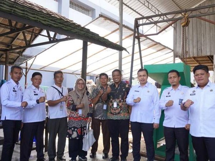 Kalapas Kelas IIA Purwokerto Aliandra Harahap menerima mesin cacah pilah sampah berkapasitas besar dari DLH Banyumas untuk program pengolahan sampah di lapasnya, Selasa (18/11/2025).