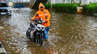 Dampaknya, arus lalu lintas di ruas Jalan Ciledug Raya tersendat dan membuat banyak pengendara terpaksa mendorong sepeda motor mereka untuk dapat melintas.