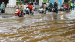 Hujan Deras Picu Luapan Kali Uwangan, Jalan Ciledug Raya Terendam