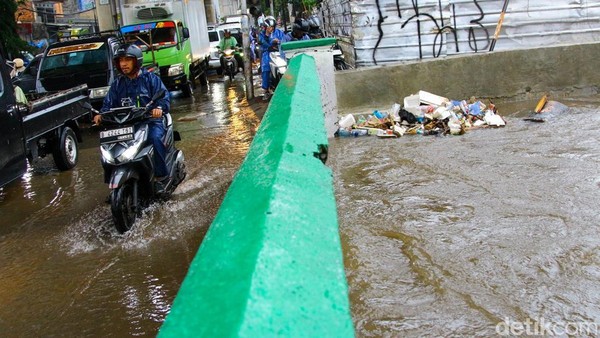 Hujan Deras Picu Luapan Kali Uwangan, Jalan Ciledug Raya Terendam