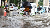 Hujan deras yang mengguyur sejumlah wilayah Jakarta sejak siang hari menyebabkan Jalan Ciledug Raya terendam banjir.