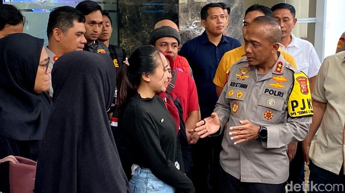 Kapolda Jabar Irjen Pol Rudi Setiawan saat berbincang dengan Reni