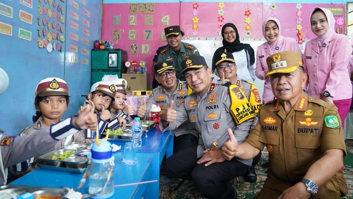Kapolda Riau Irjen Pol Herry Heryawan memantau langsung distribusi perdana SPPG Polres Meranti di TK Kemala Bhayangkari