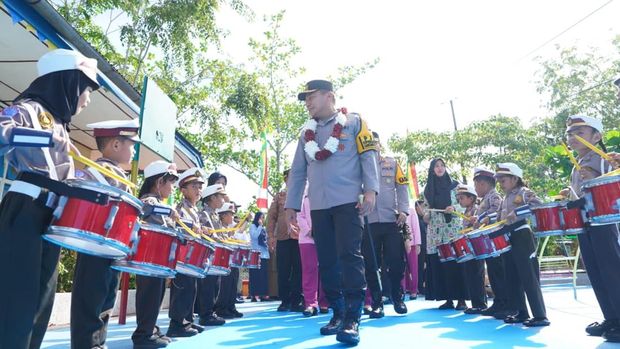 Kapolda Riau Irjen Pol Herry Heryawan memantau langsung distribusi perdana SPPG Polres Meranti di TK Kemala Bhayangkari