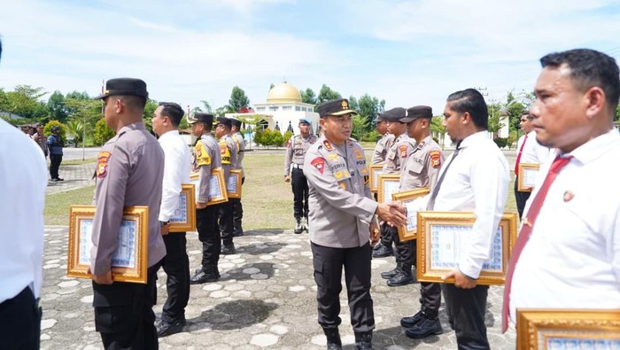 Kapolda Riau Irjen Pol Herry Heryawan memberikan penghargaan kepada personel Polres Meranti atas pengungkapan 30 kilogram sabu.