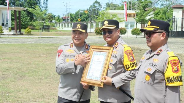 Kapolda Riau Irjen Pol Herry Heryawan memberikan penghargaan kepada personel Polres Meranti atas pengungkapan 30 kilogram sabu. Kapolda Riau Irjen Pol Herry Heryawan memberikan penghargaan kepada personel Polres Meranti atas pengungkapan 30 kilogram sabu.