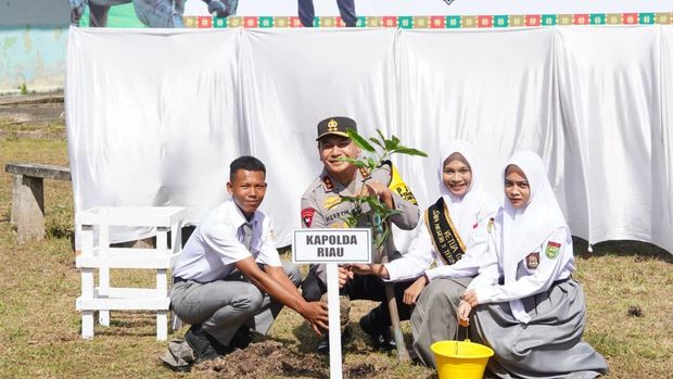 Kapolda Riau Irjen Pol Herry Heryawan mengajak siswa di SMA Negeri 3 Tebingtinggi ikut berperan aktif dalam gerakan 21.000 pohon jelang Hari Pohon Nasional, Selasa (18/11/2025).