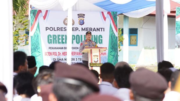 Kapolda Riau Irjen Pol Herry Heryawan mengajak siswa di SMA Negeri 3 Tebingtinggi ikut berperan aktif dalam gerakan 21.000 pohon jelang Hari Pohon Nasional, Selasa (18/11/2025).