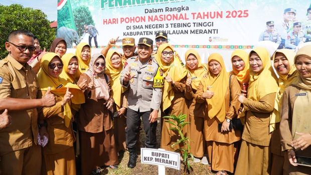 Kapolda Riau Irjen Pol Herry Heryawan mengajak siswa di SMA Negeri 3 Tebingtinggi ikut berperan aktif dalam gerakan 21.000 pohon jelang Hari Pohon Nasional, Selasa (18/11/2025).